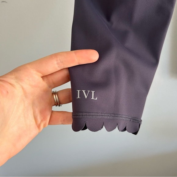 Scalloped High-Waist Black Leggings - Picture 4 of 5